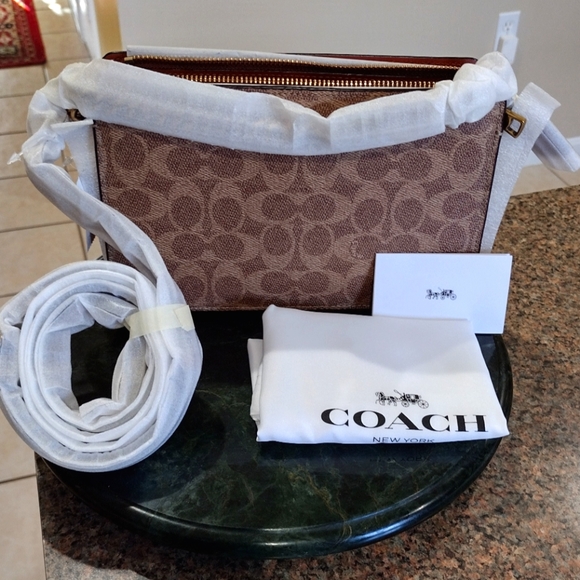 NWT Coach Signature chain Cross body in Signature Canvas - Picture 1 of 14
